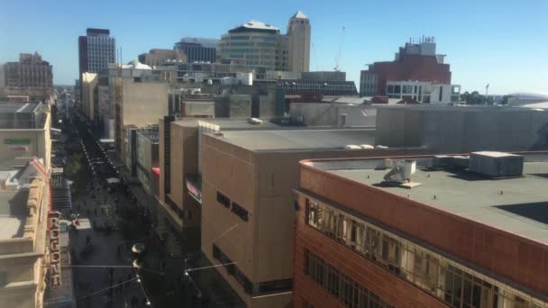 Adelaide Mar 2019 阿德莱德市市中心Rundle Mall步行街上方的空中景观 — 图库视频影像