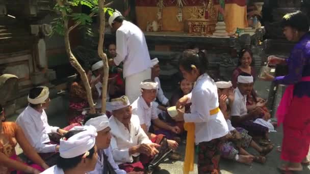 2019年8月10日 巴林家庭在印度尼西亚巴厘岛乌布德的一座家庭寺庙庆祝Galungan Kuningan节 — 图库视频影像