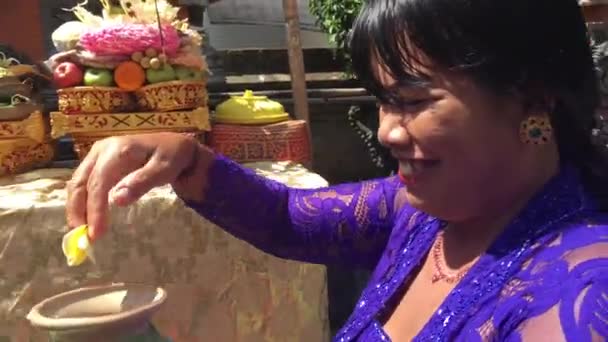 Ubud Bali Aug 2019 Balijská Žena Dává Náboženskou Oběť Modlí — Stock video