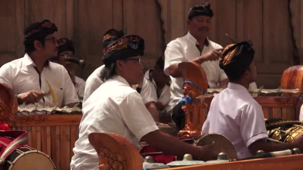 Ubud Bali 8月10 2019 バリのガムランオーケストラが伝統音楽を演奏します ガムランはインドネシアのジャワとバリの伝統的なアンサンブル音楽で 主に打楽器で構成されています — ストック動画