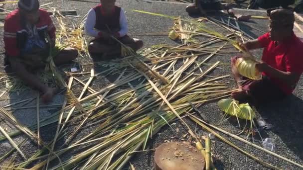 2019年8月15日 巴厘岛印度尼西亚加隆甘 库宁根节日期间 巴厘男人在一座寺庙里准备传统的巴厘竹竿装饰 — 图库视频影像