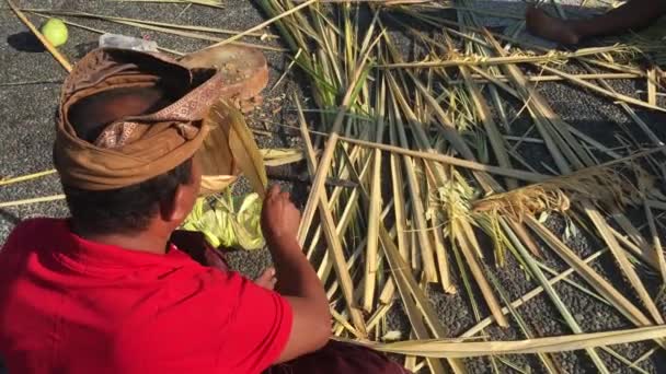 Bali Aug 2019 Balinesiska Män Förbereder Traditionella Bali Penjor Bambustång — Stockvideo
