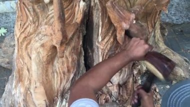 Geleneksel Endonezya ahşap oymacısı Bali ahşap sanat zanaatı.