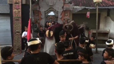 BALI - 10 AUG 2019 Barong Dansı. Barong, Endonezya 'nın Bali mitolojisinde panter benzeri bir yaratıktır. Barong dansı iyi ve kötü arasındaki ebedi savaşı temsil eder..