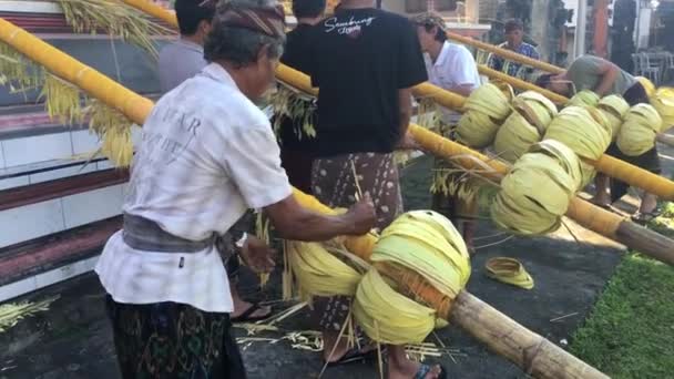 Bali Aug 2019 Balinesiska Män Förbereder Traditionella Bali Penjor Bambustång — Stockvideo