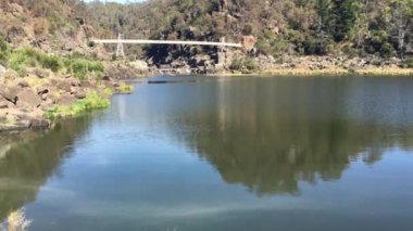 Cataract Gorge 'un Launceston Tazmanya Avustralya' daki ilk havzasındaki Alexandra Askılık Köprüsü manzarası