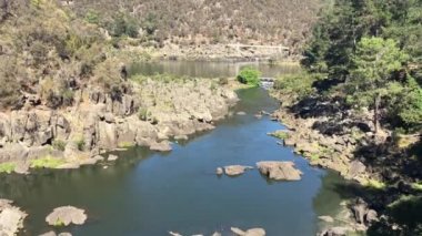 Cataract Gorge 'un Launceston Tazmanya Avustralya' daki ilk havzasındaki Alexandra Askılık Köprüsü manzarası