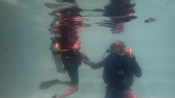 Niña Haciendo Primera Lección Buceo Una Piscina — Vídeos de Stock