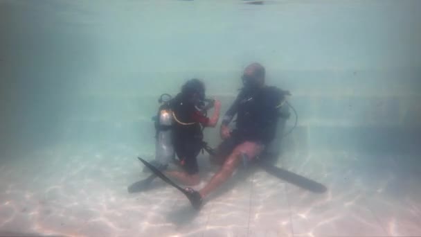 Niña Haciendo Primera Lección Buceo Una Piscina — Vídeos de Stock