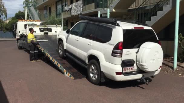 Melbourne Mar 2019 Водій Вантажівки Підтримкою Буксируванням Вантажного Автомобіля Toyota — стокове відео