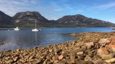 Tazmanya, Avustralya 'daki Coles Bay Freycinet Ulusal Parkı manzarası.