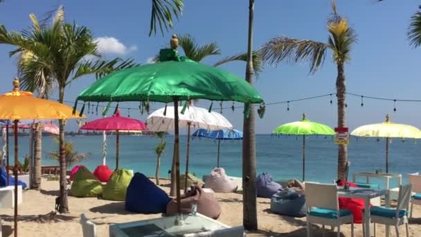 Bunte Balinesische Sonnenschirme Strand Der Gili Air Island Einer Beliebten — Stockvideo
