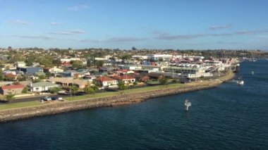 Mersey Nehri ve Devonport şehri Tazmanya Avustralya 'nın hava manzarası Bass Boğazı boyunca seyahat eden ziyaretçiler için önemli bir giriş noktası.
