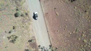 4WD 'nin hava aracı Batı Avustralya' nın taşrasında ilerliyor.