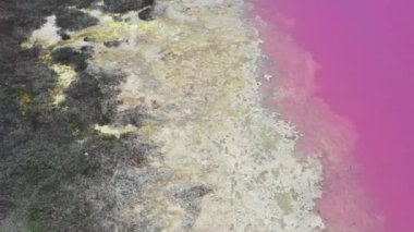 Batı Avustralya 'daki Port Gregory' de Hutt Lagoon Pembe Gölü 'nün hava manzarası..