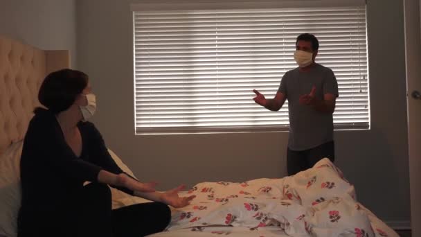 Empörtes Paar Selbstisolierung Mit Gesichtsmaske Streitet Heimischen Schlafzimmer — Stockvideo