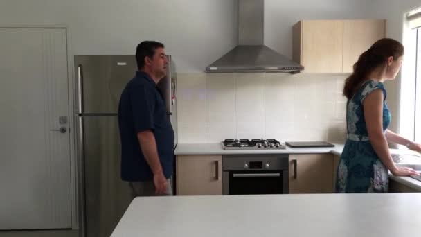 Ehepaar Mann Und Frau Streiten Sich Der Heimischen Küche — Stockvideo