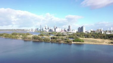 Kuğu Nehri 'nin üzerinden Perth City finans merkezine doğru uçuyor. Perth Batı Avustralya 'nın başkentidir.