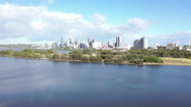Kuğu Nehri 'nin üzerinden Perth City finans merkezine doğru uçuyor. Perth Batı Avustralya 'nın başkentidir.