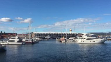 Avustralya, Hobart Tazmanya 'daki Franklin Rıhtımı' nda yatlar ve tekneler. Hobart, Avustralya 'nın Tazmanya eyaletinin Derwent Nehri' nde bulunan başkentidir..