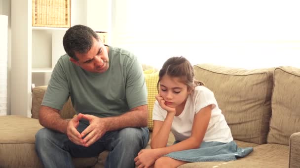 Padre Años Conversando Con Hija Años Sentada Sofá Sala Estar — Vídeos de Stock