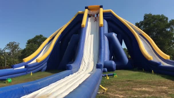 Menina Deslizando Para Baixo Uma Corrediça Inflável Gigante Jardim Zoológico — Vídeo de Stock