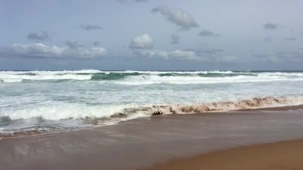 Vista Panoramica Scogliere Sul Mare Con Persone Irriconoscibili Che Camminano — Video Stock