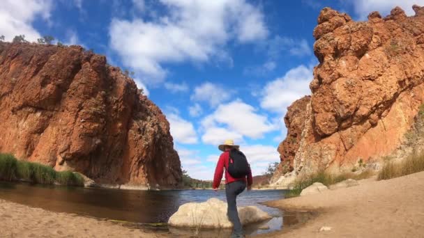 Avustralyalı Çift Finke Nehri Ndeki Glen Helen Gorge Ziyaret Ediyor — Stok video