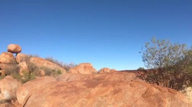 Devils Marbles Karlu Karlu 'nun Kuzey Toprakları, Avustralya' daki hızlandırılmış manzara görüntüsü.