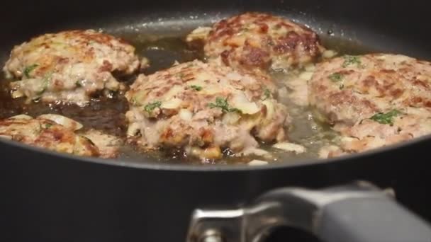 Frying beef meat patties in a fry pan — Stock Video