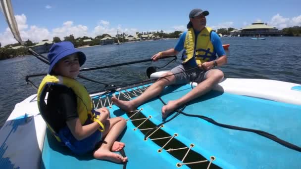 Vader en dochter zeilen samen op catamaran boot — Stockvideo