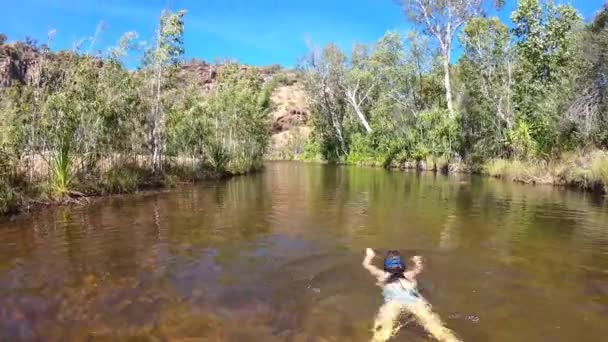 Australijska Dziewczyna Pływająca Edith Falls Parku Narodowym Nitmiluk Terytorium Północne — Wideo stockowe