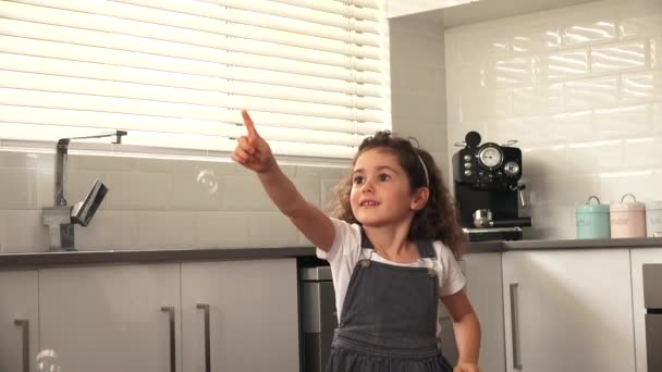 Glückliches Mädchen Alter Das Der Heimischen Küche Mit Seifenblasen Spielt — Stockvideo
