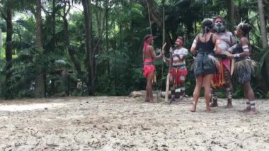 Avustralya 'nın Queensland şehrinde didgeridoo müzik aleti eşliğinde dans eden yerli Avustralyalılar.