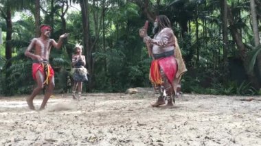 Avustralya 'nın Queensland şehrinde didgeridoo müzik aleti eşliğinde dans eden yerli Avustralyalılar.