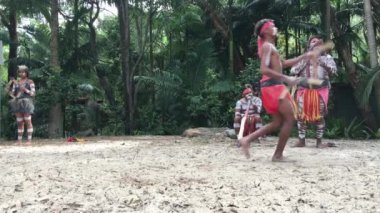 Avustralya 'nın Queensland şehrinde didgeridoo müzik aleti eşliğinde dans eden yerli Avustralyalılar.