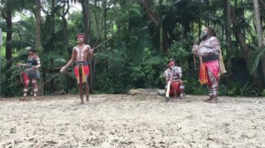 Avustralya 'nın Queensland şehrinde didgeridoo müzik aleti eşliğinde dans eden yerli Avustralyalılar.