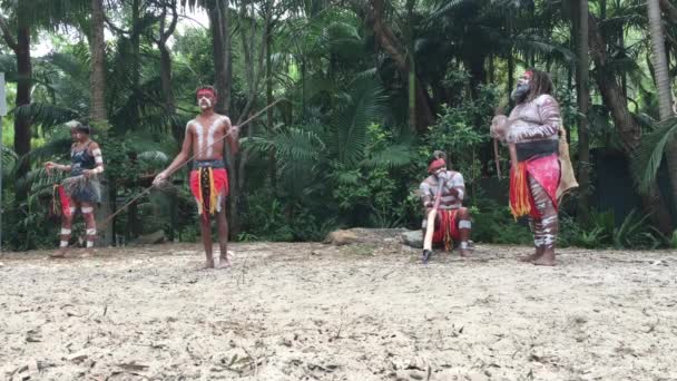 Pueblo Indígena Australiano Bailando Ritmo Del Sonido Del Instrumento Musical — Vídeo de stock