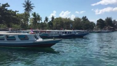 Endonezyalı adam Gili Hava Adası 'ndaki bir rıhtımda balık tutuyor. Lombok ve Endonezya' nın Bali Adaları arasında popüler bir turizm gezisi merkezi..
