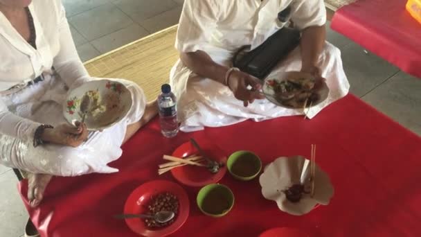 Bali Aug 2019 Indonezyjska Para Jedząca Tradycyjne Indonezyjskie Potrawy Restauracji — Wideo stockowe