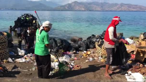 Bali Aug 2019 Indonesiska Män Städar Skräpet Gili Air Island — Stockvideo