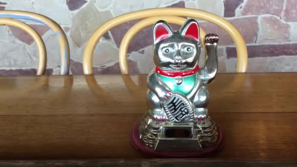 Aziatisch Beeldje Maneki Neko Geluksbrenger Talisman Kat Een Houten Restaurant — Stockvideo