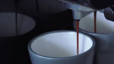 Kahve makinesini kullanarak espresso hazırlayan kişi....