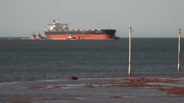 PORT HEDLANDS WA - OCT 24 2019: Port Hedland Pilbara Liman İdaresi Batı Avustralya 'ya giren ticari kargo gemisi