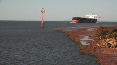 PORT HEDLANDS WA - OCT 24 2019: Port Hedland Pilbara Liman İdaresi Batı Avustralya 'ya giren ticari kargo gemisi