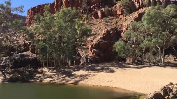 澳大利亚北部西麦克唐纳国家公园奥尔斯顿峡谷水洞景观图 — 图库视频影像