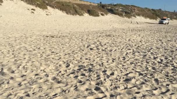 Surf Life Saving Australia Fahrzeug Fährt Auf Sandstrand Westaustralien Gibt — Stockvideo