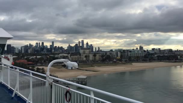Melbourne Mar 2019 Spirit Tasmania Ii号从墨尔本港出发 渡轮在墨尔本和塔斯马尼亚德文波特之间的航线上运营 — 图库视频影像