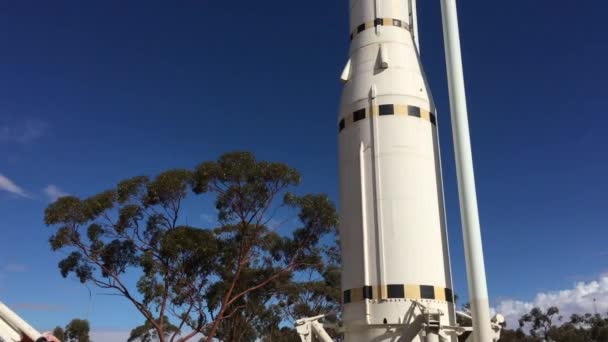 南オーストラリア州ウーメラ エイプリル社2019年29日 ウーメラ ミサイル パークウーメラ タウンには 1947年から1980年の間に南オーストラリア州でロケット ミサイルの実験ステーションで働いていた人たちが住んでいました — ストック動画