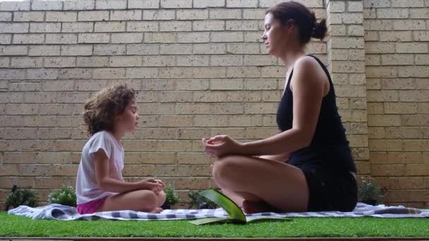 Mor Och Dotter Mediterar Tillsammans Hemträdgården Riktiga Människor Kopiera Utrymme — Stockvideo